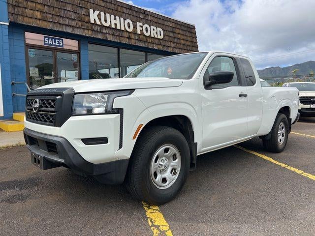 2022 Nissan Frontier King Cab 4x2 S Auto in Glacier White — front three-quarter view